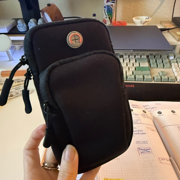 NWOT Black Armband Phone Holder - Picture 3 of 4